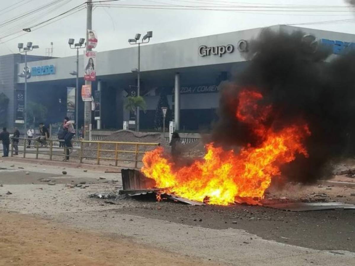Manifestación deja destrozos a inmediaciones del bulevar Centroamérica