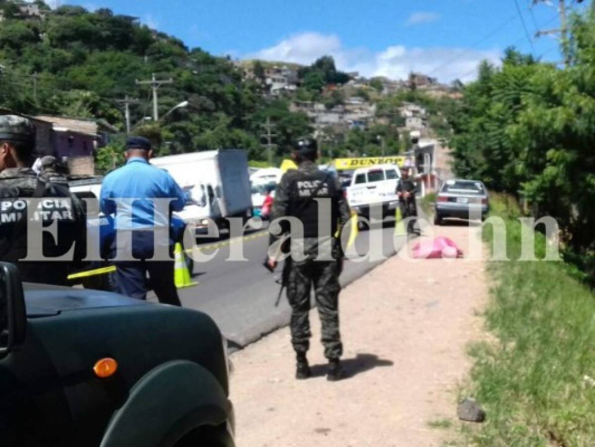 Honduras: Desde vehículo en marcha lanzan un cuerpo encostalado