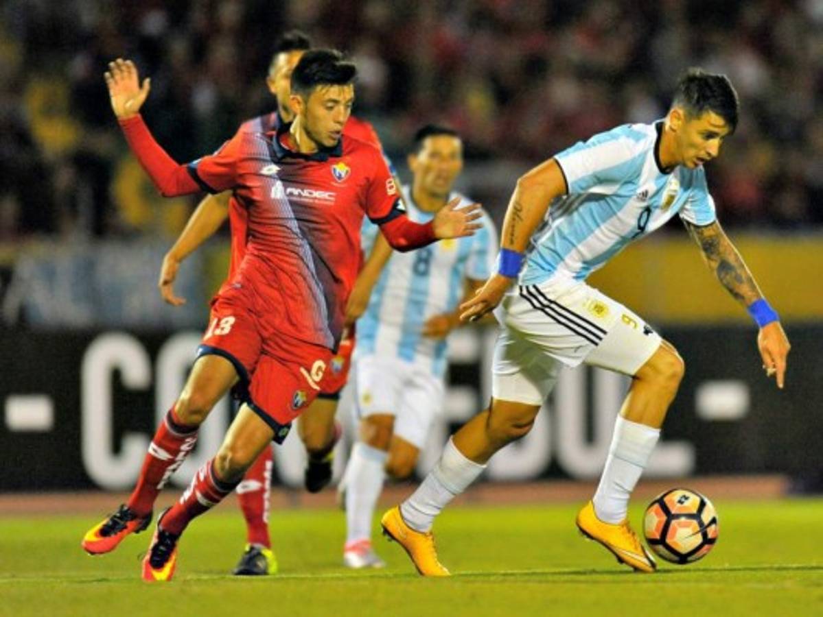 Acción del partido entre el Atlético Tucumán y El Nacional en Quito por la fase 2 de la Copa Libertadores 2017. Foto: Agencia AFP / El Heraldo.