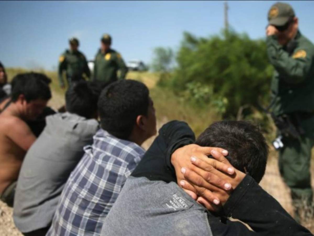 Hallan en Arizona a migrantes escondidos en baúl de carro