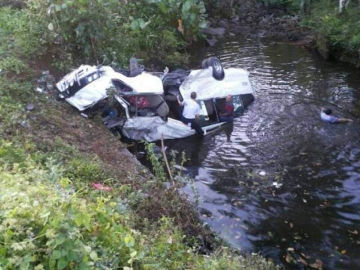 Mueren 18 personas en Panamá tras caer un bus a una quebrada 