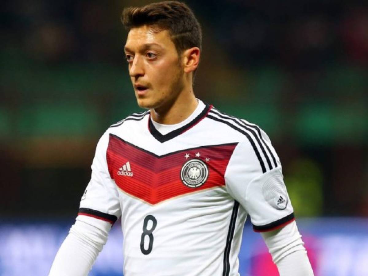 Mesut Özil anima a los brasileños via Twitter