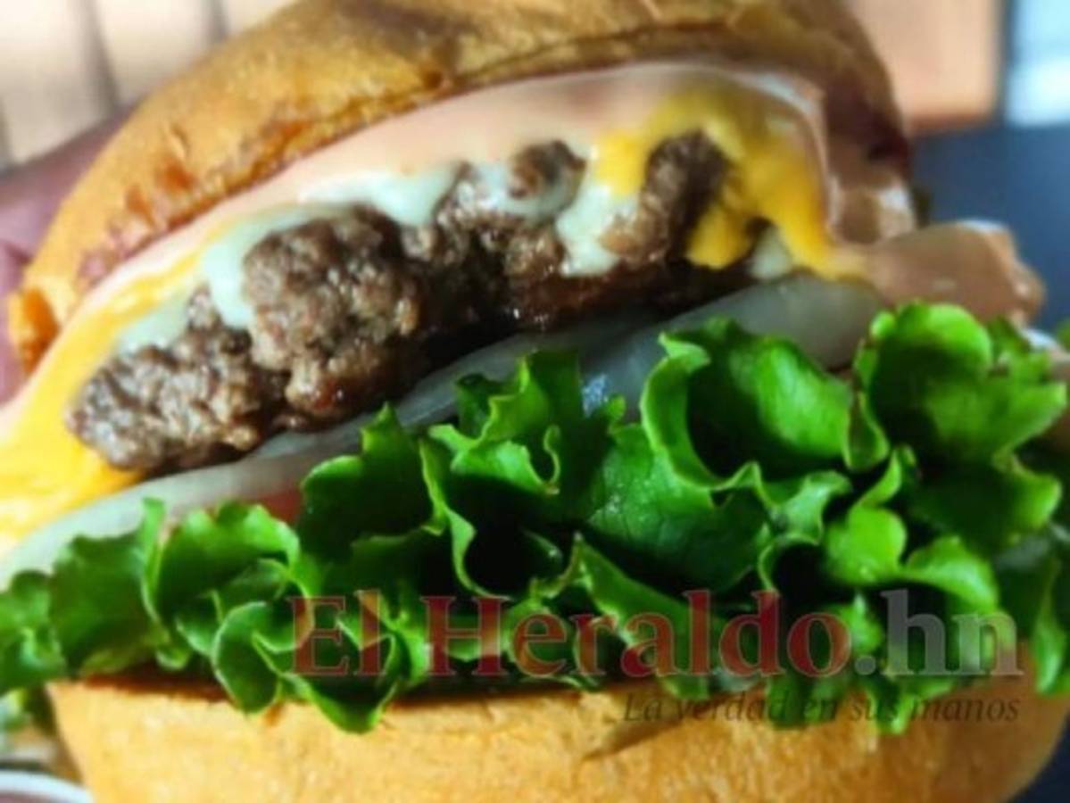 Una libra y media de carne de res, doble queso amarillo, doble tocino, la salsa rosada de la casa y vegetales conforman la famosa 'Jocoña'. Foto: El Heraldo