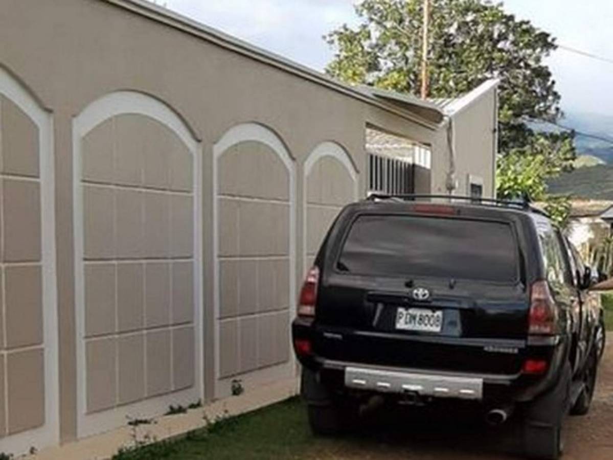 Uno de los vehículos decomisados durante el rescate del extranjero.