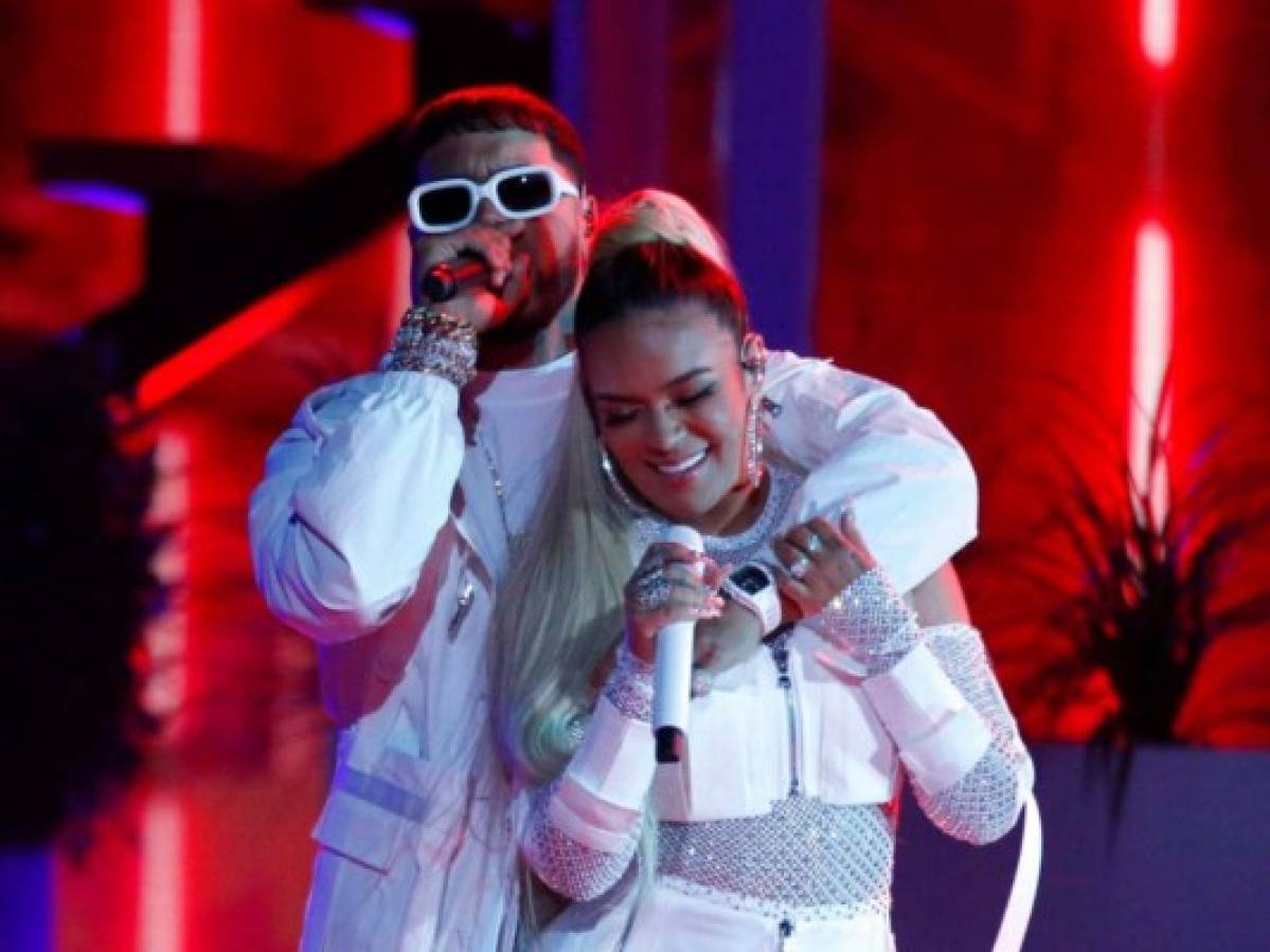 Roban miles de dólares a Anuel AA y Karol G durante presentación en Chile