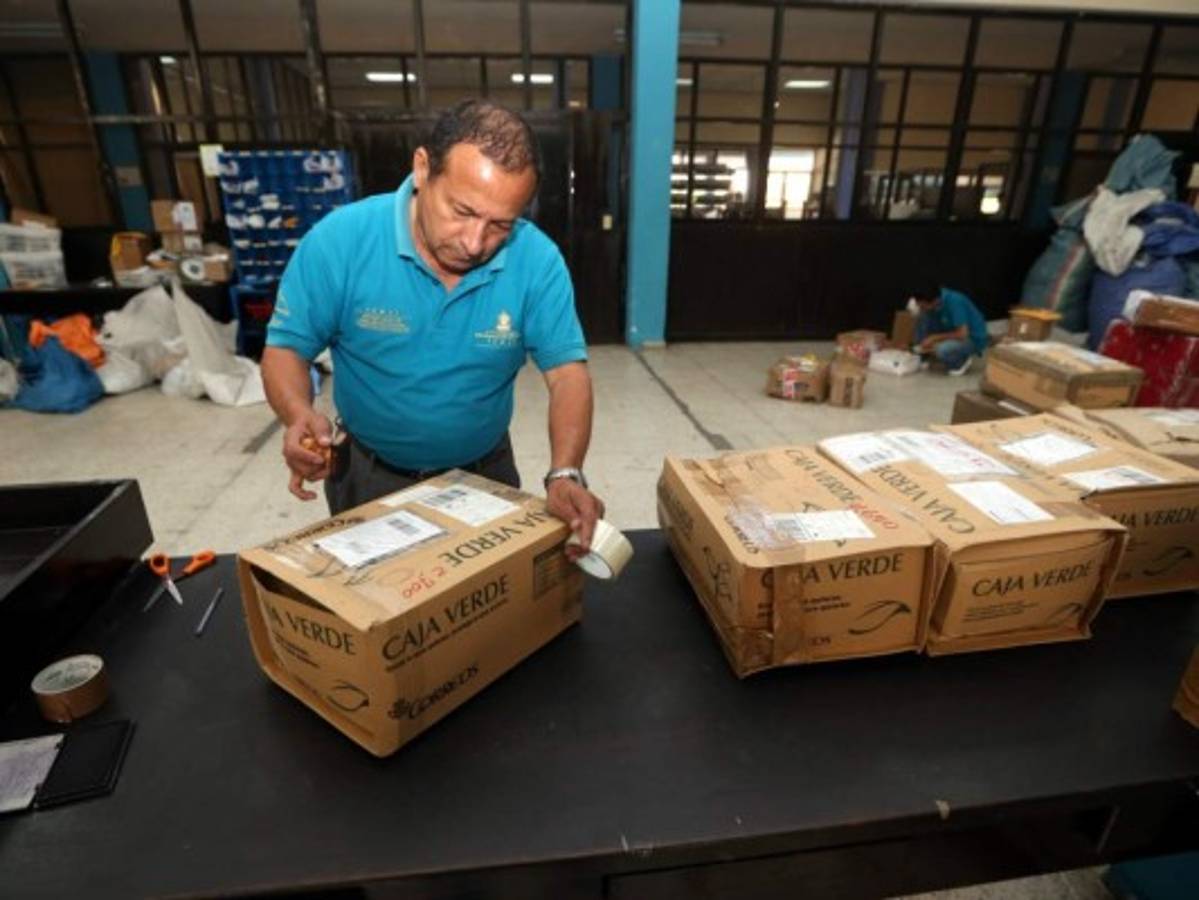 Hasta jarrones de barro salen de la capital hacia el extranjero