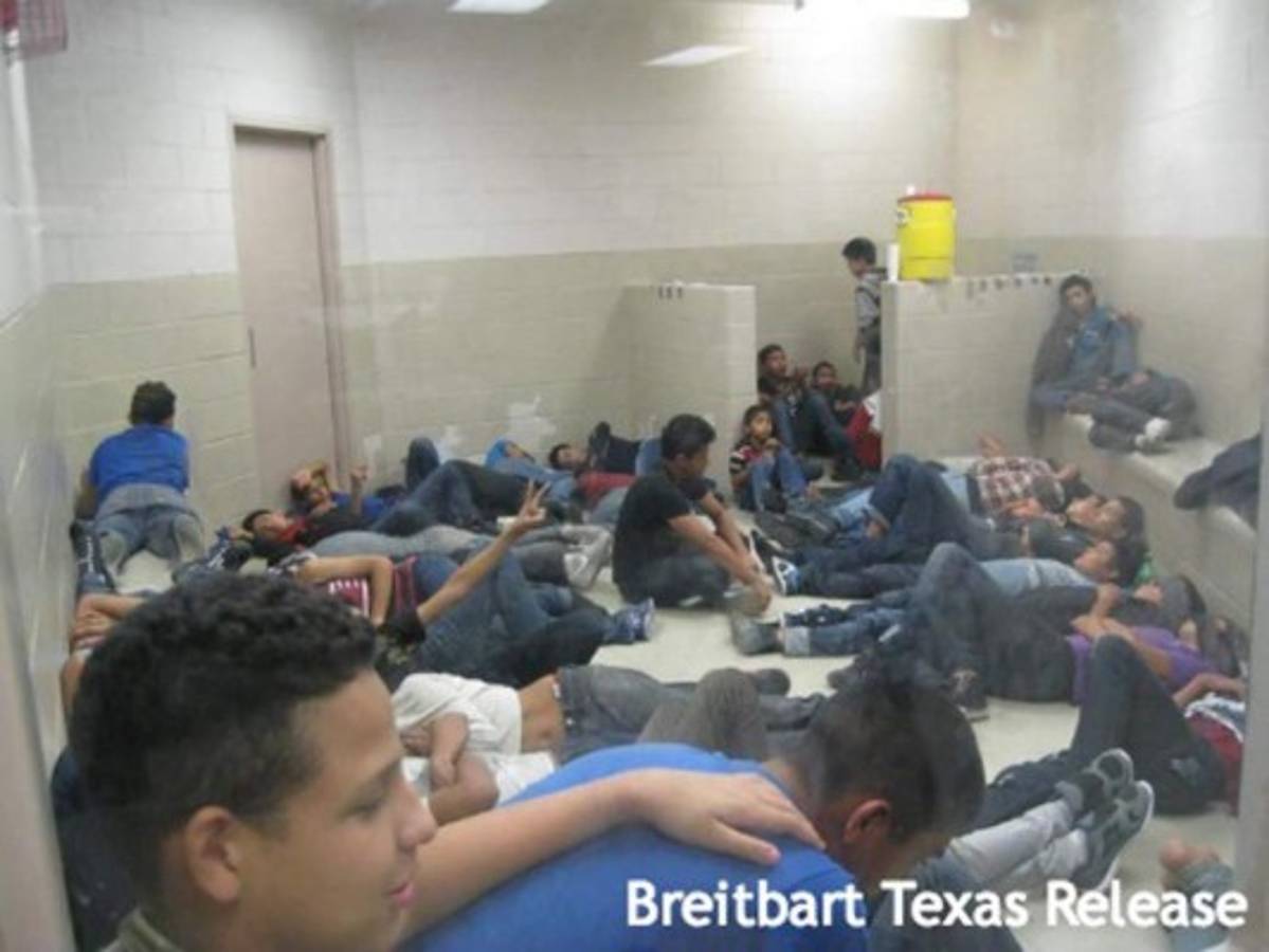 Niños inmigrantes permanecen hacinados en celdas de EUA