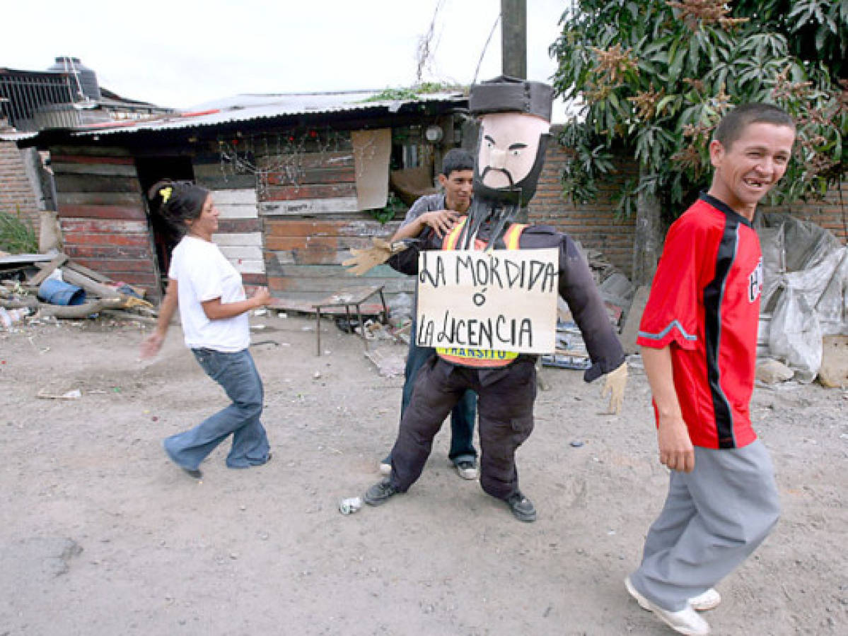 Hondureños queman monigotes de sicarios y policía por tradición año viejo