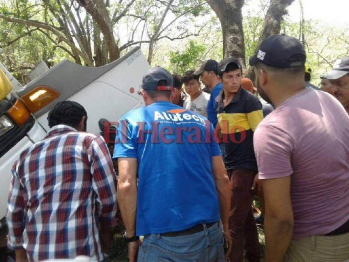 Cuatro personas atrapadas en un vehículo deja aparatoso accidente en El Roblito, Comayagua