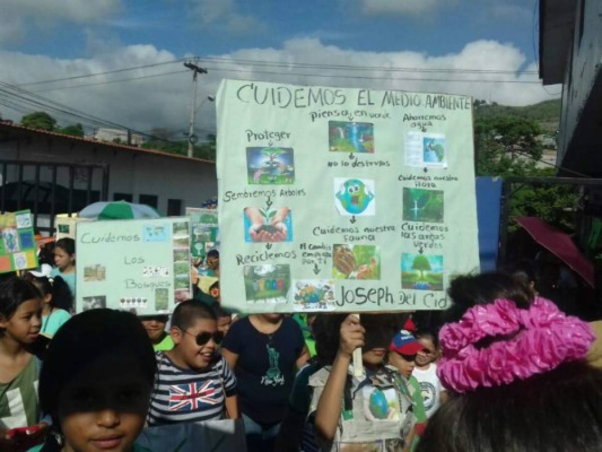 Escolares realizan desfile a favor del ambiente en la capital