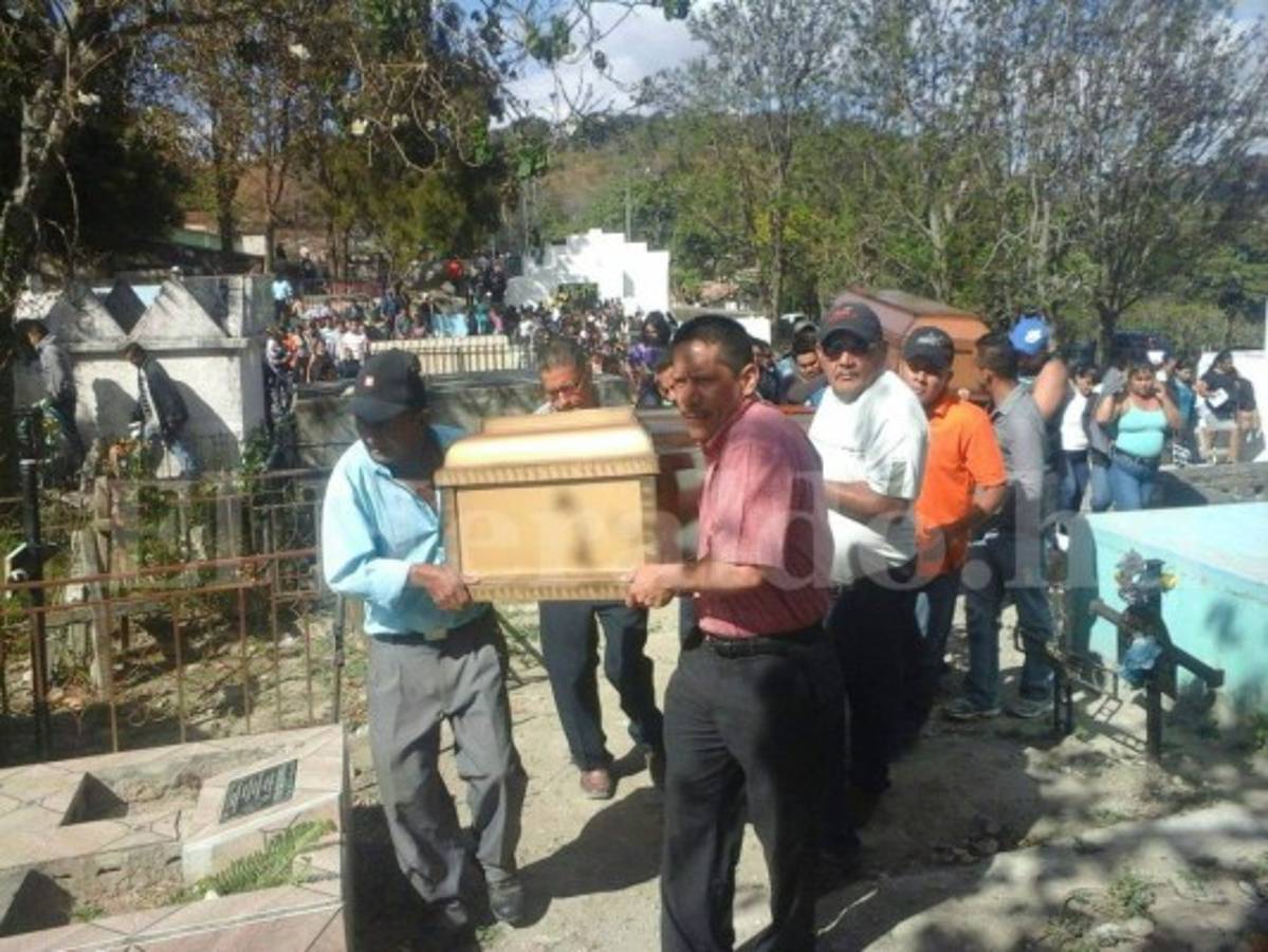 Entre llanto y dolor Santa Ana despide a dos de sus hijos que fallecieron en el accidente vial de la carretera al sur