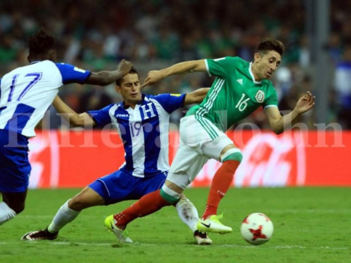 Los jugadores de Honduras en pleno duelo ante México en el Azteca. (Foto: Ronal Aceituno / Grupo Opsa)