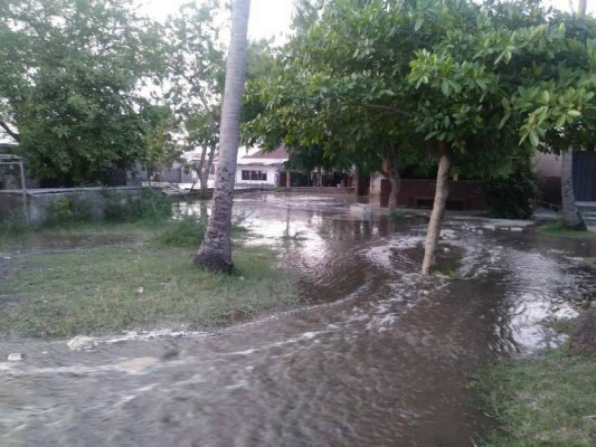 Alto oleaje inunda escuela en Cedeño, al sur de Honduras