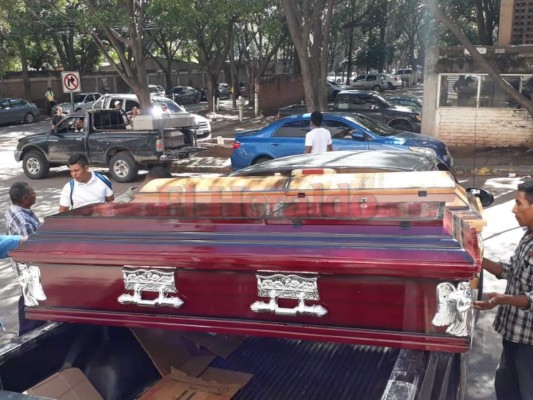 Los otros dos cuerpos también fueron entregados a sus familiares a eso de la 1:40 PM. Foto: Alex Pérez/EL HERALDO.