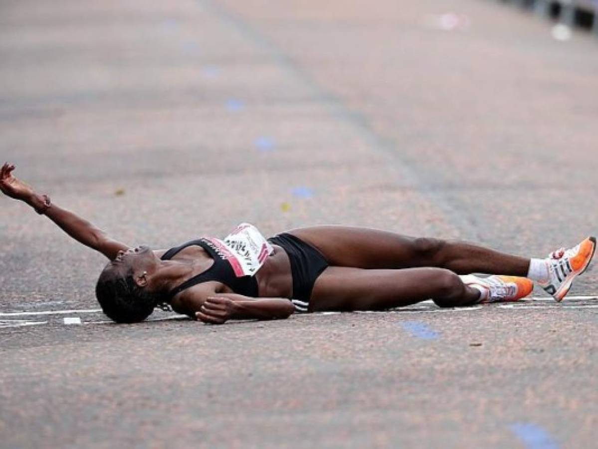 VIDEO: El drama de una maratonista al colapsar en línea de meta