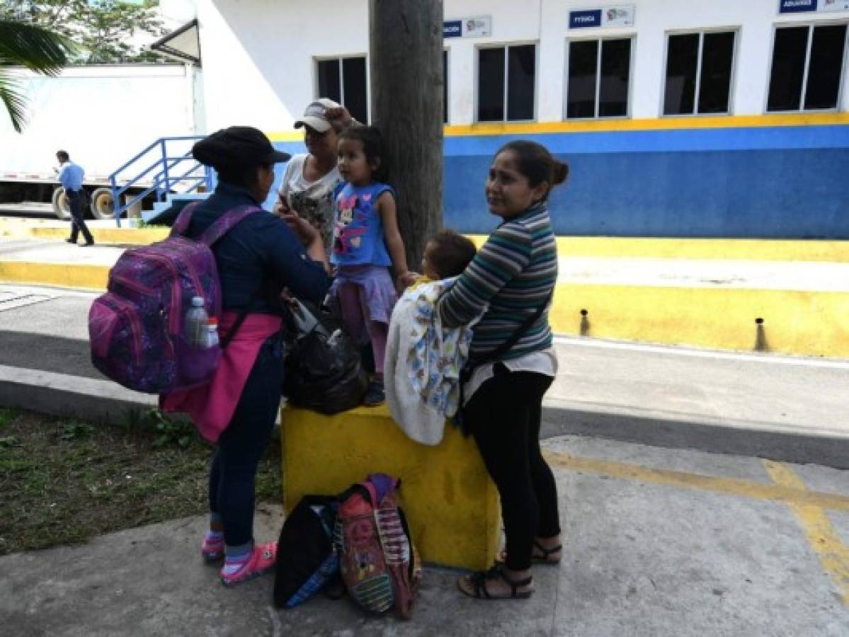 Caravana de migrantes hondureños empieza a ingresar a México de forma ordenada