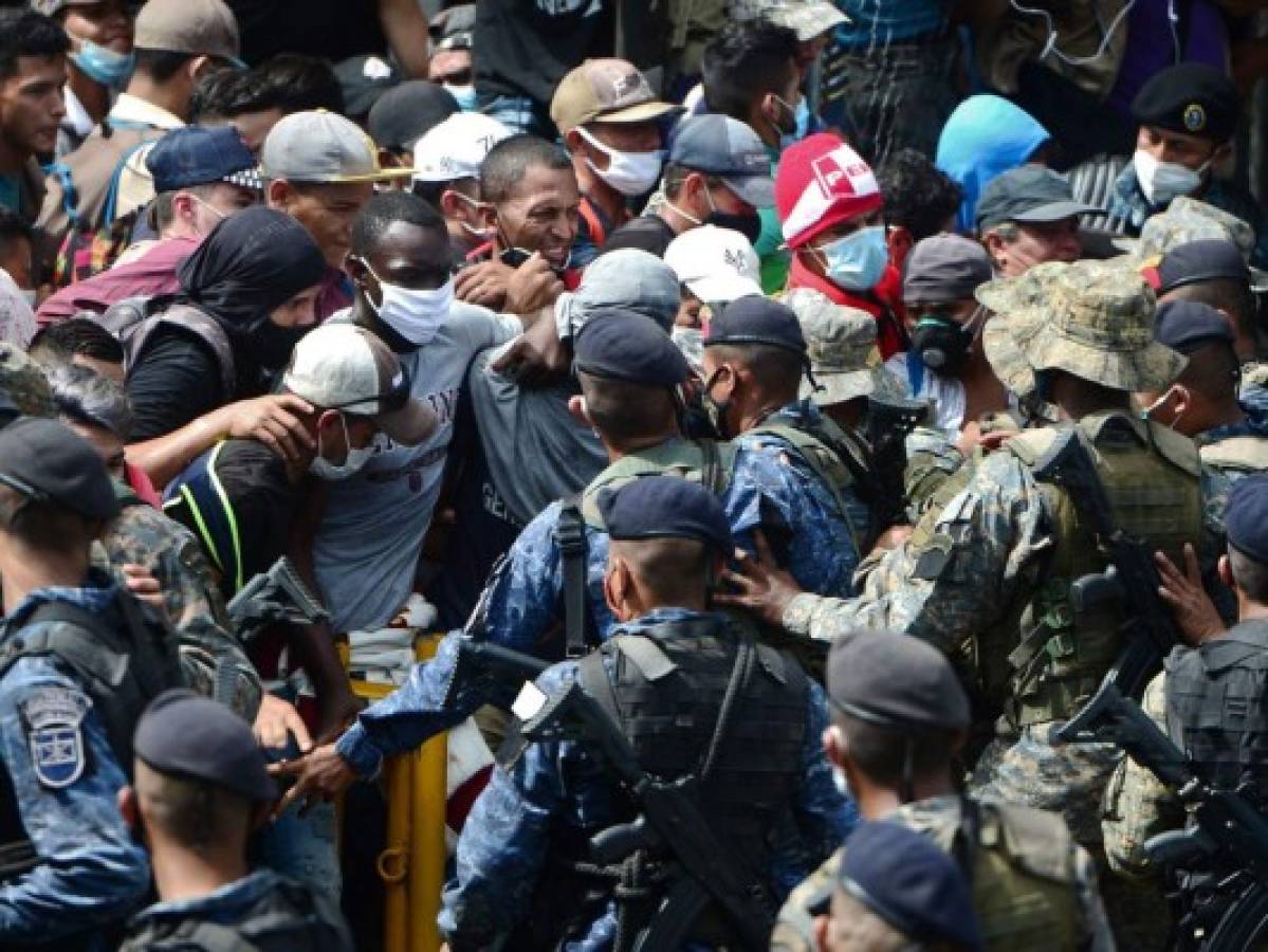 Los enfrentamientos fueron inevitables entre migrantes y autoridades. Foto AFP