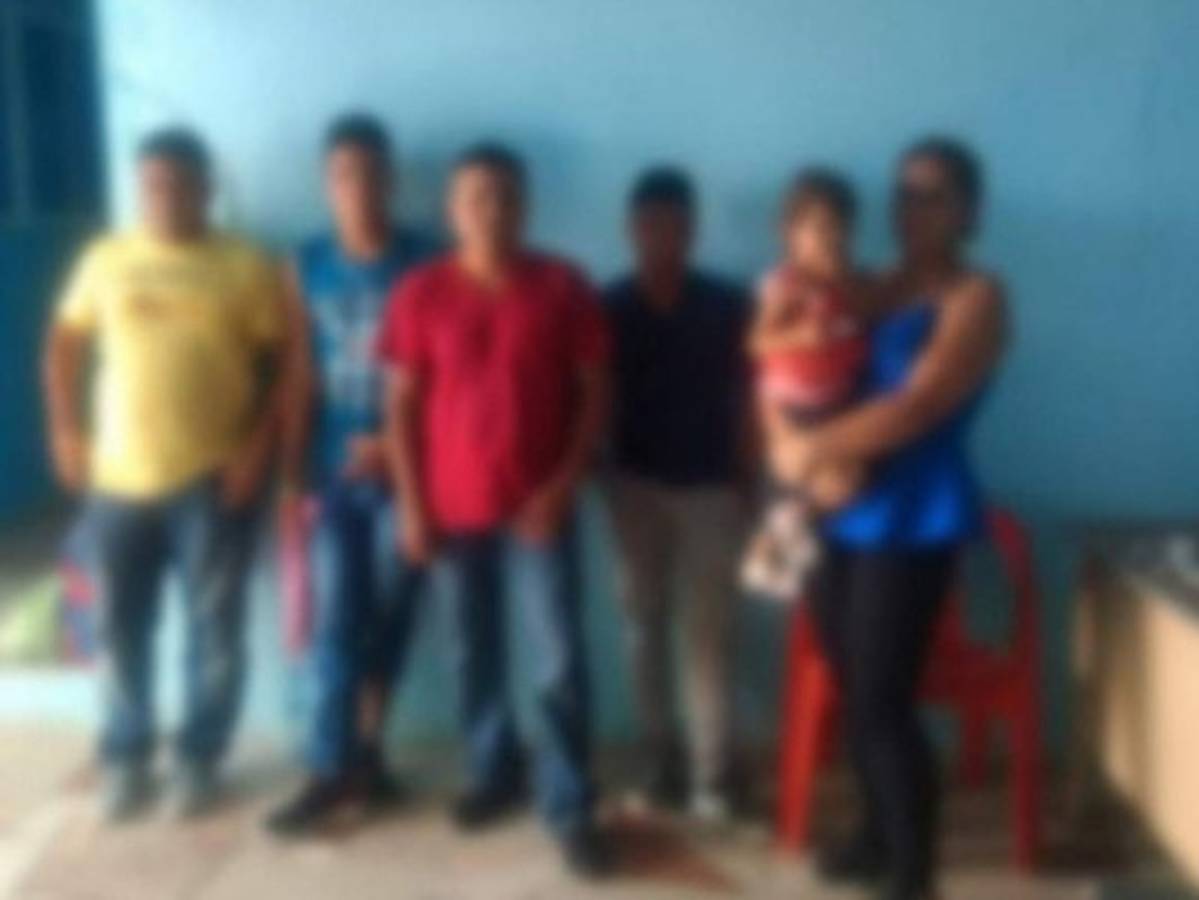 Detienen a dos coyotes cuando transportaban a 13 hondureños en México