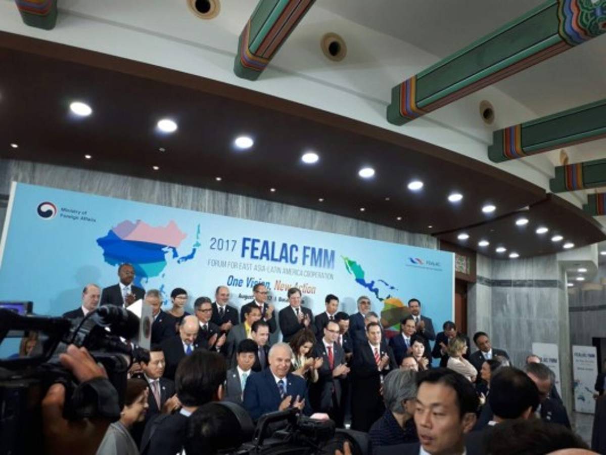 El evento reúne a los cancilleres de 20 países de América Latina y 16 de Asia del Este.