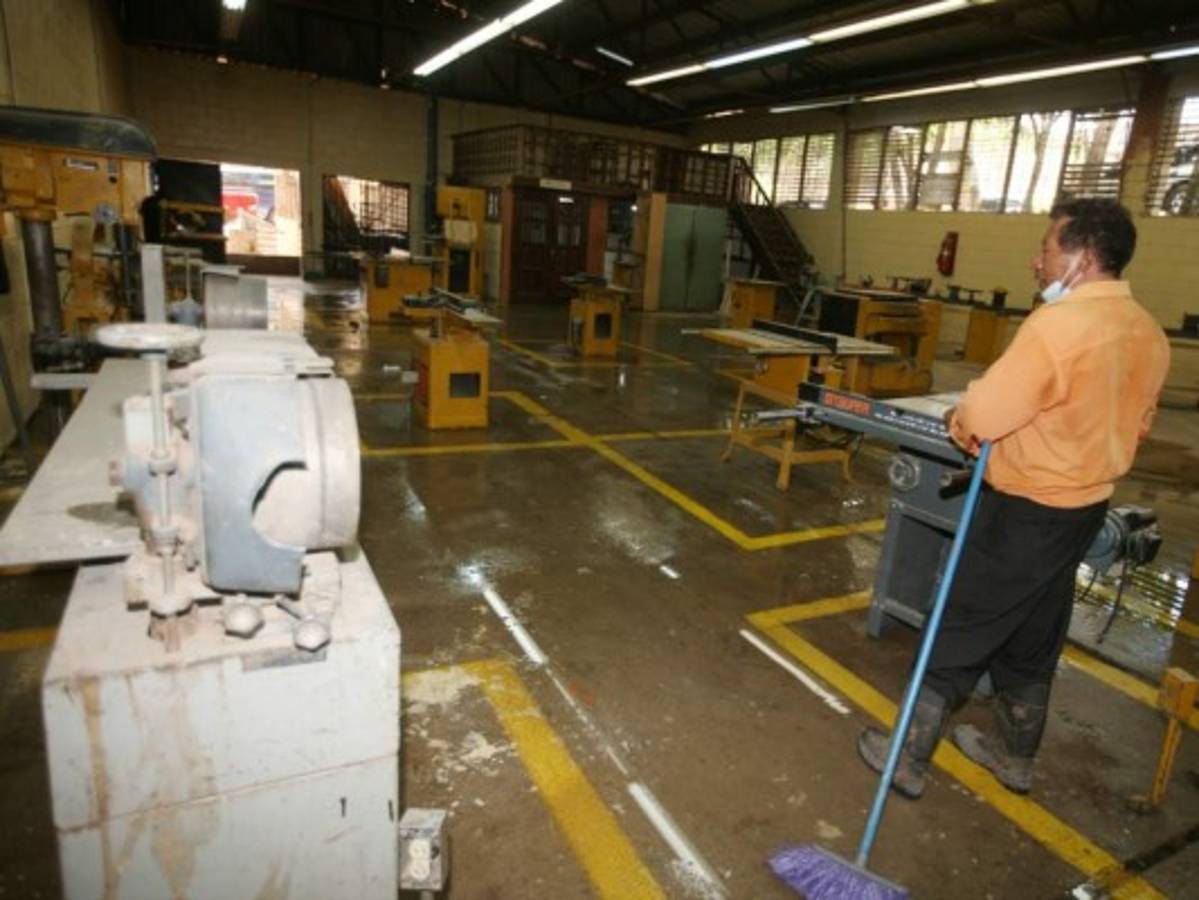Aguas negras en el Instituto Técnico Honduras afectan a los estudiantes en la capital