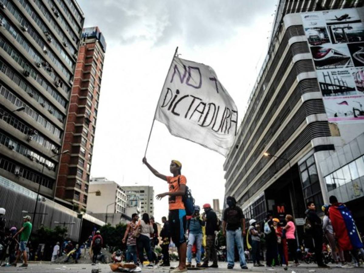 Oposición venezolana nombrará corte suprema paralela en ofensiva contra Maduro