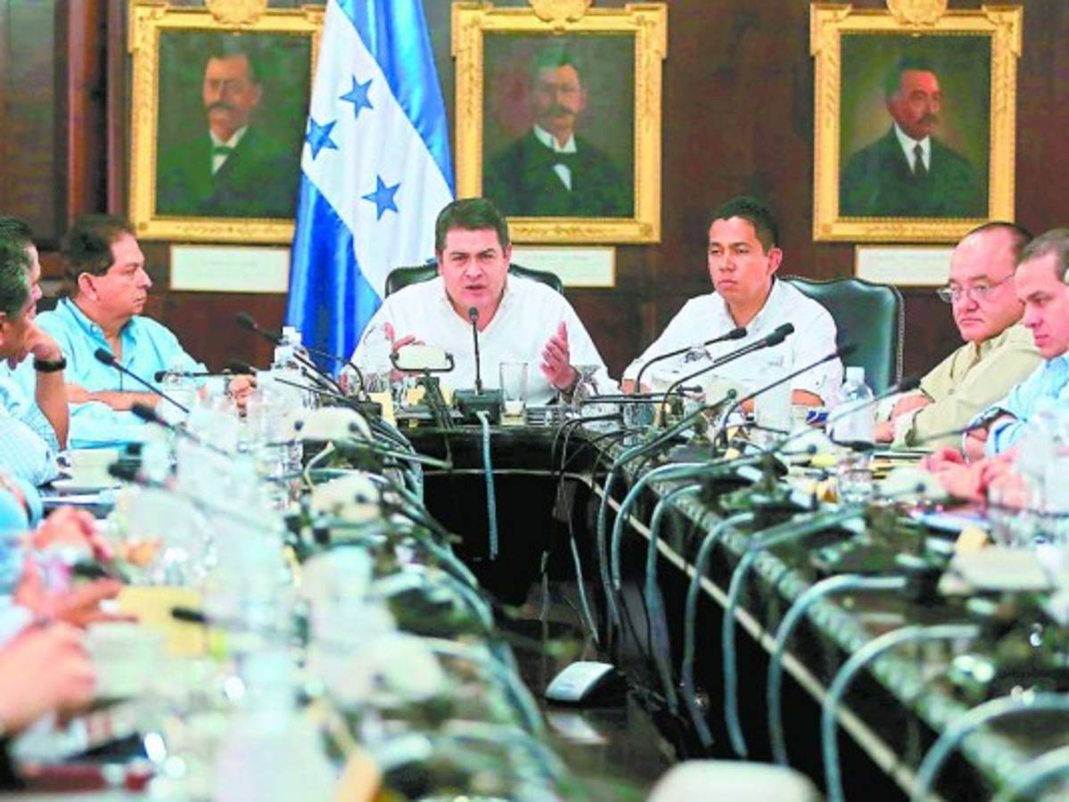 Juan Orlando anuncia que se viene un remezón en el gabinete