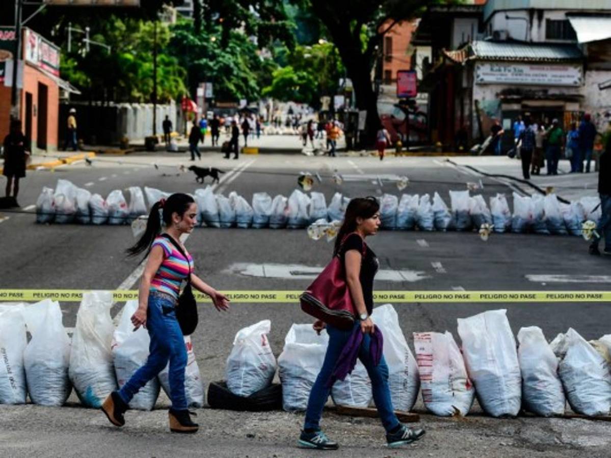 Barricadas y comercios cerrados, Venezuela en huelga contra Constituyente
