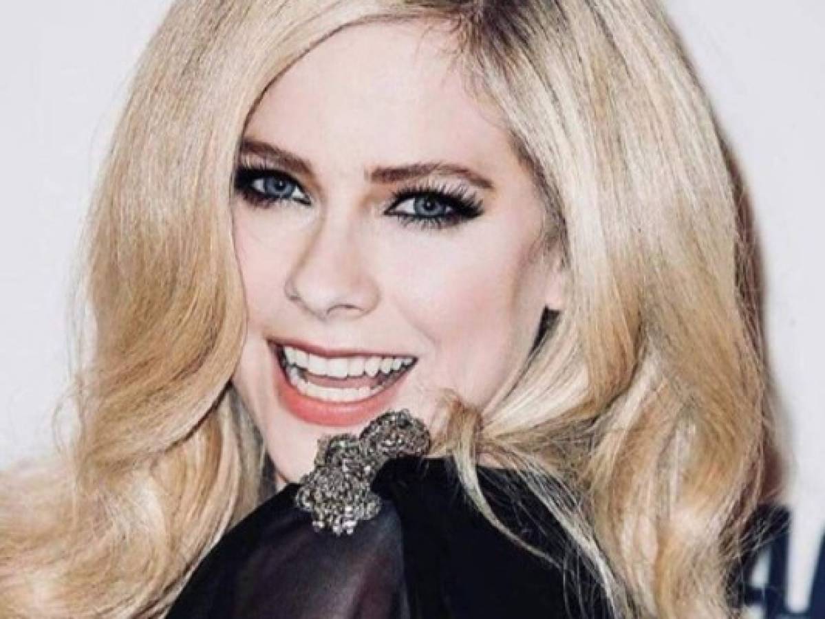 La cantante Avril Lavigne mantiene una 'relación' con un magnate divorciado