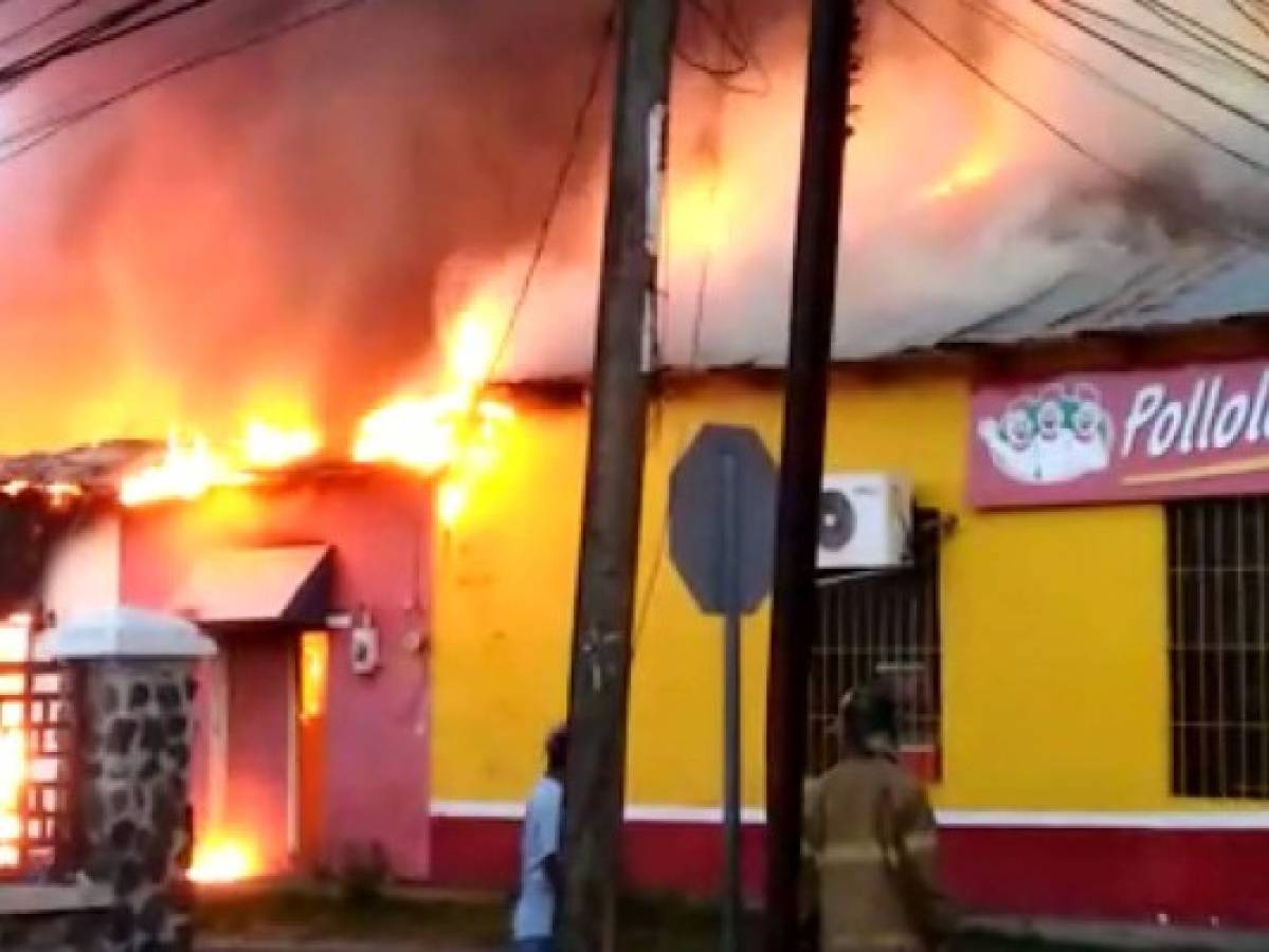 Voraz incendio consume cuatro negocios en el centro histórico de Trujillo, Colón