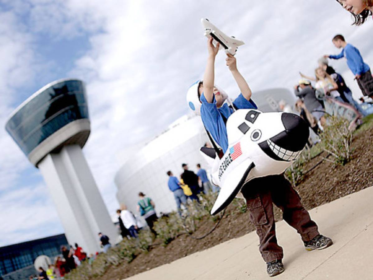 Transbordador Discovery en el último despegue, hacia el museo