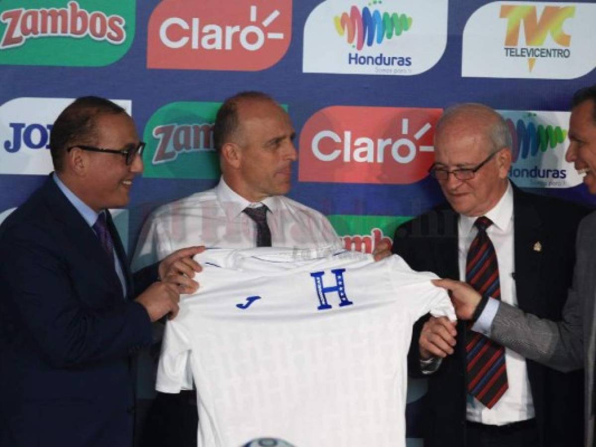 Momento en que Javier Atala y Jaime Villegas le entregan la camiseta de la H a Fabián Coito.