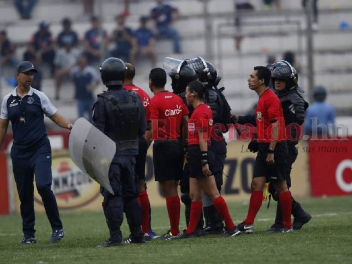 Melissa Pastrana antes de iniciar a pitar el clásico capitalino. Foto Jonhy Magallanes| EL HERALDO