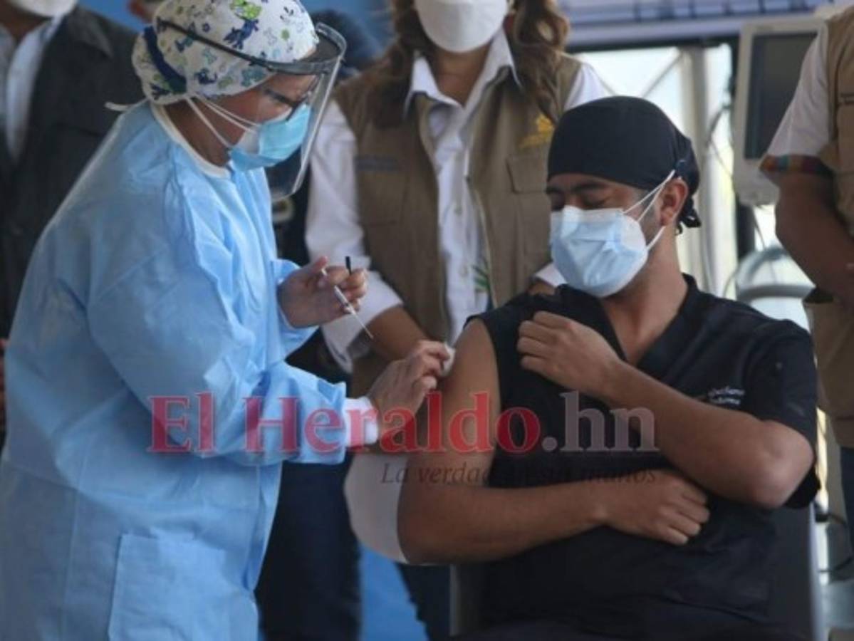 'Me siento afortunado al ser el primero en recibir la dosis': médico Nolvin Guifarro