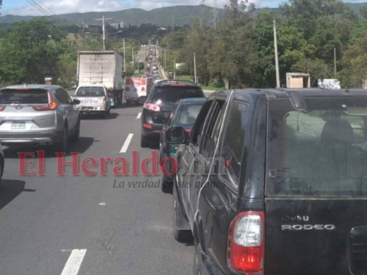 El tráfico creado en torno a los centros de vacunación no solo afectó a quienes fueron a inmunizarse, sino también a otros conductores que se dirigían a sus empleos o a diferentes destinos. Foto: EL HERALDO