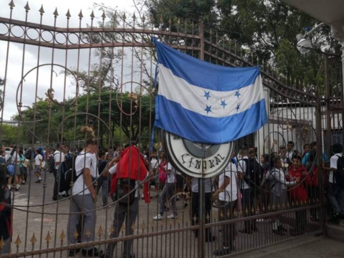 Estudiantes del Central y Policías se enfrentan en el bulevar Fuerzas Armadas