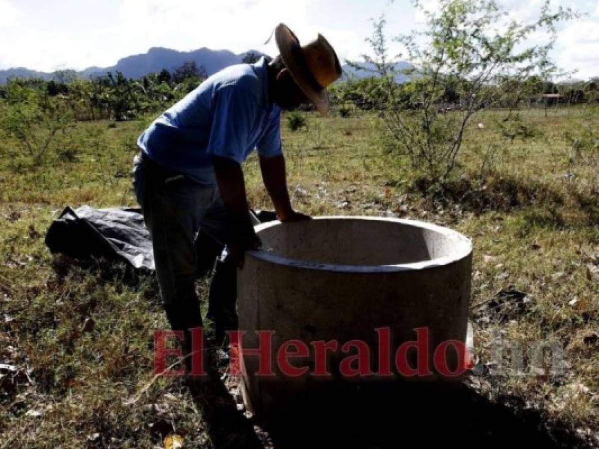 El productor Alexis Laínez muestra el pozo que mandó a cavar para poder abastecer de agua a sus cultivos y ganado. Foto: Estalin Irías/El Heraldo