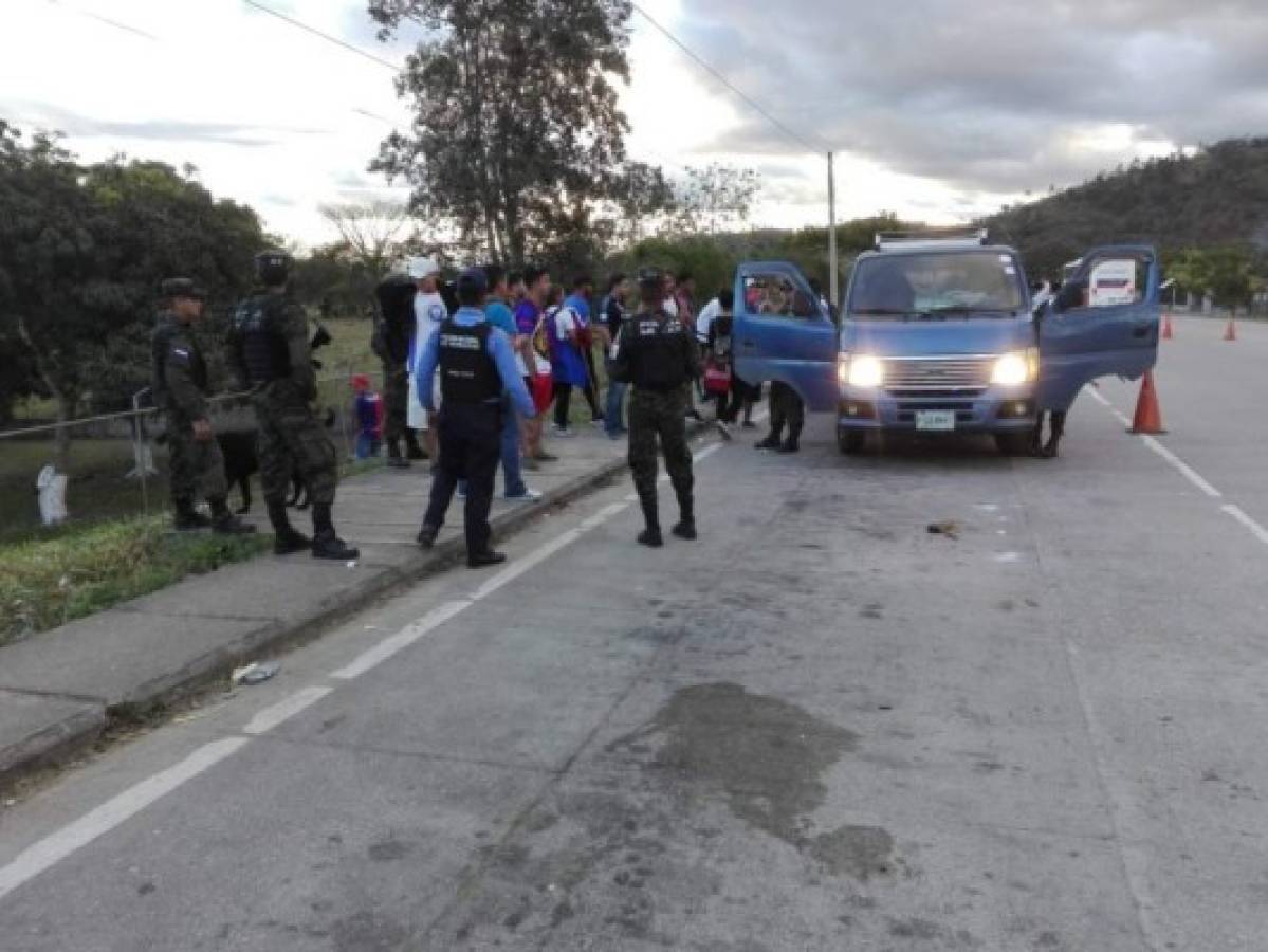 Encuentran armas dentro de bus que transportaba a miembros de una barra en Olancho