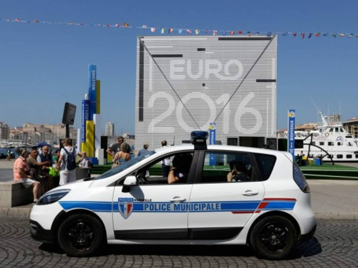 Los equipos llegan a Francia entre tensión social y amenaza terrorista