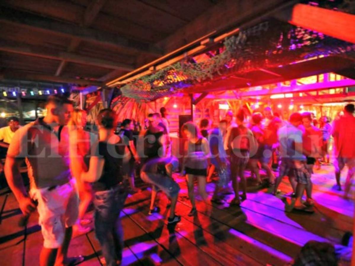 Y claro que la vida nocturna, la fiesta y la parranda son parte propia de Utila. Foto: El Heraldo.