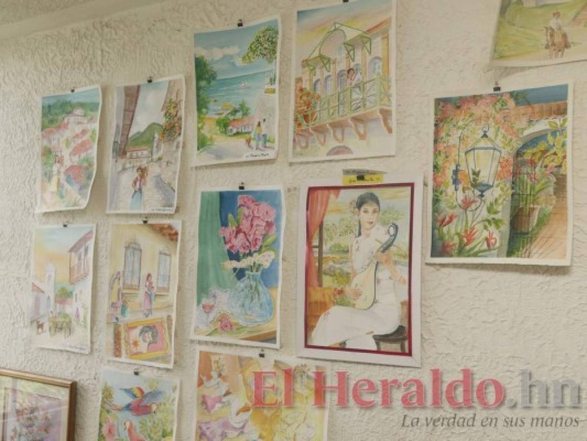 En todas las paredes de su casa están colgadas decenas de pinturas.