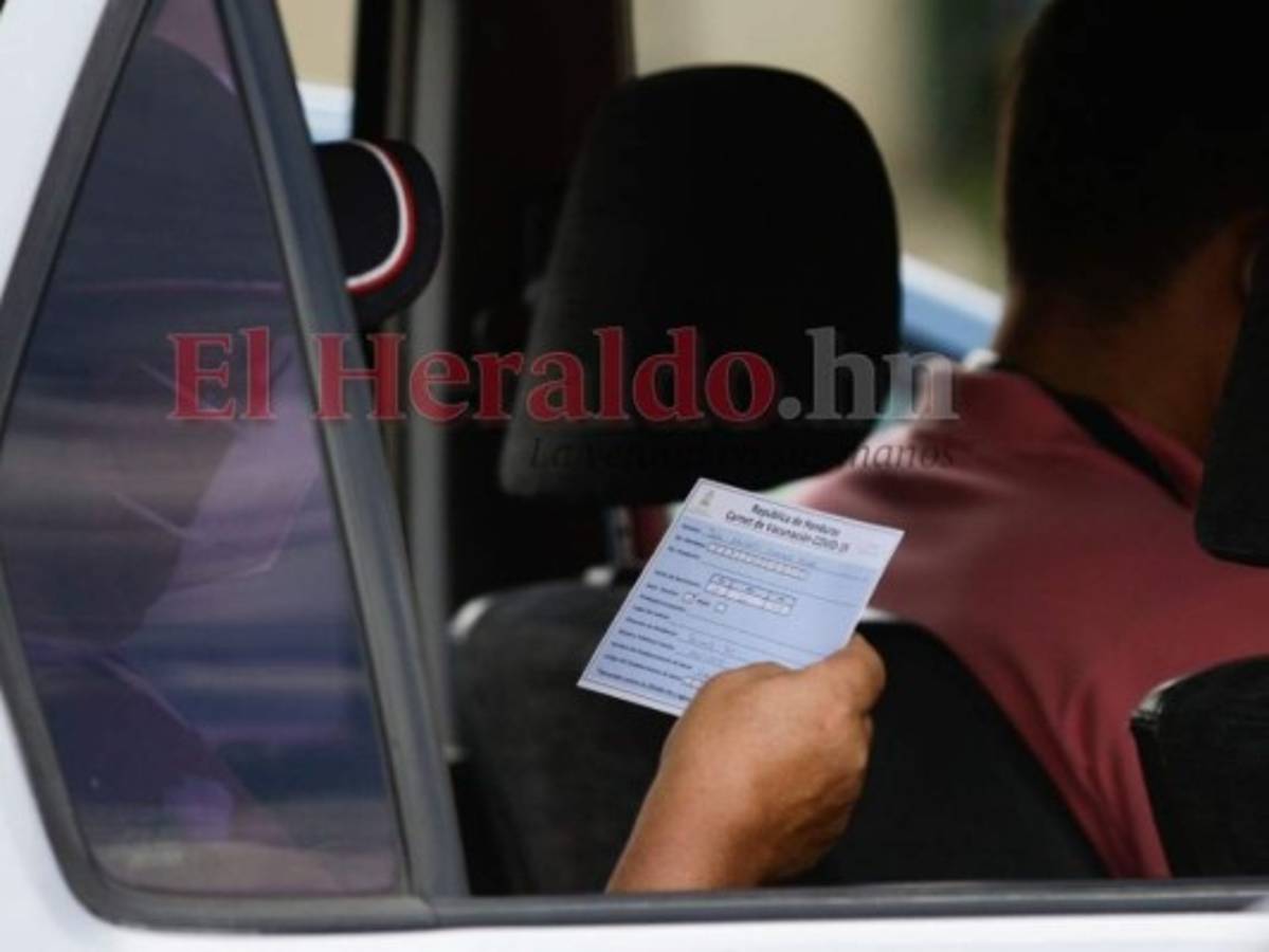 Las autoridades de la Secretaría de Salud anunciaron recientemente que quienes debían recibir la segunda dosis de la vacuna de AstraZeneca en agosto, ahora deberán acudir a su centro de vacunación en el día establecido en su carné, pero durante el mes de julio. Foto: Emilio Flores/ EL HERALDO