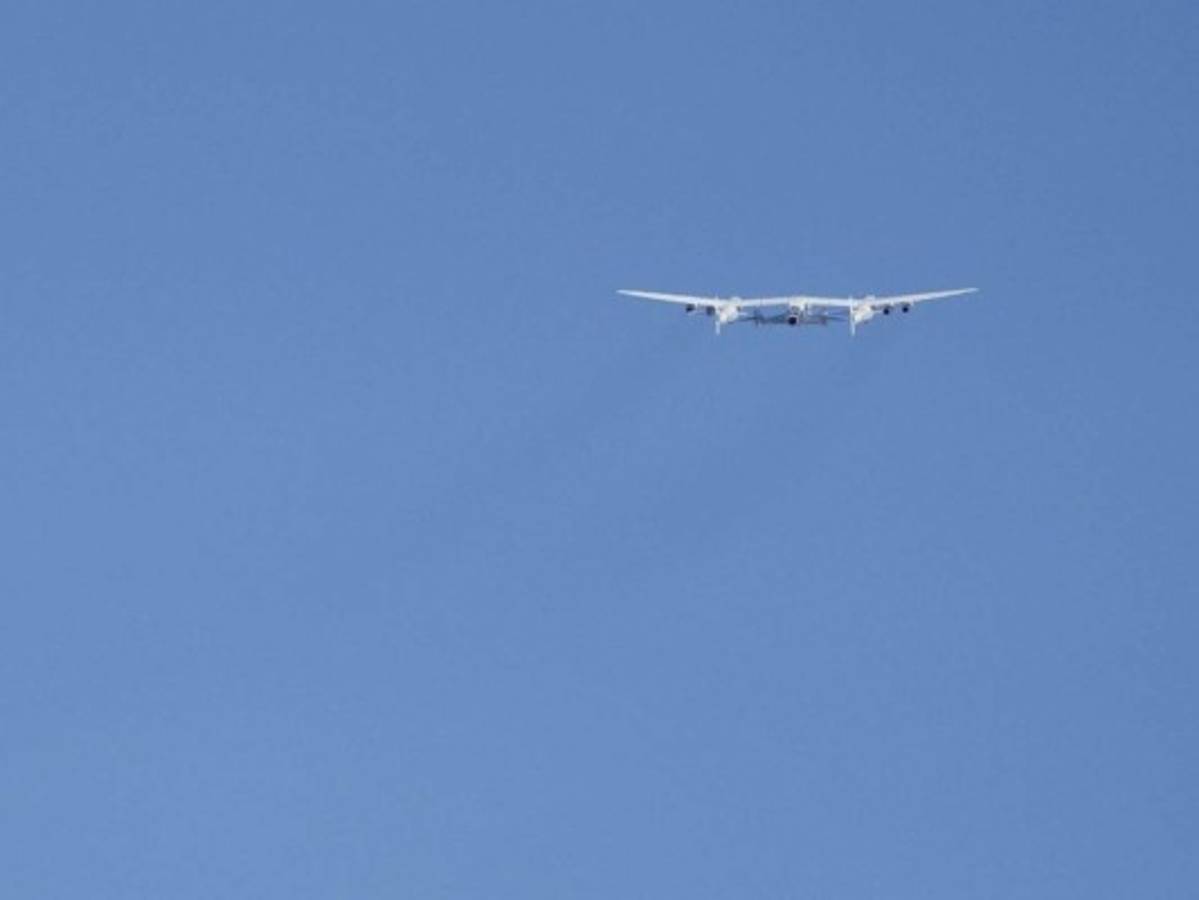 El VMS Eve de Virgin Galactic lleva el VSS Unity al despegar del Spaceport America. El VSS Unity está programado para viajar a una altitud de más de 50 millas sobre la Tierra. Foto: AFP.