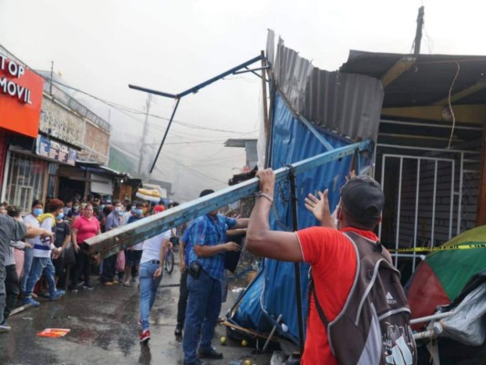 'Es lamentable, no tenemos nada que rescatar': dueño de local devorado por incendio en SPS