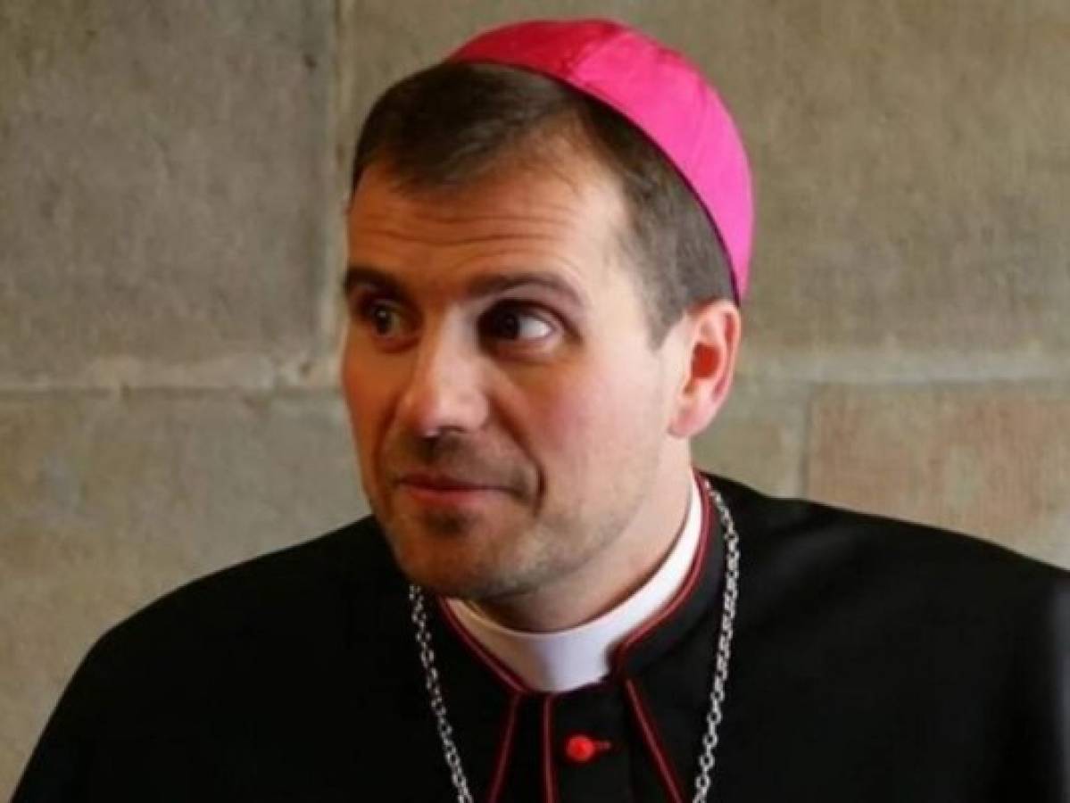 Obispo español renuncia a su cargo por el amor a una mujer