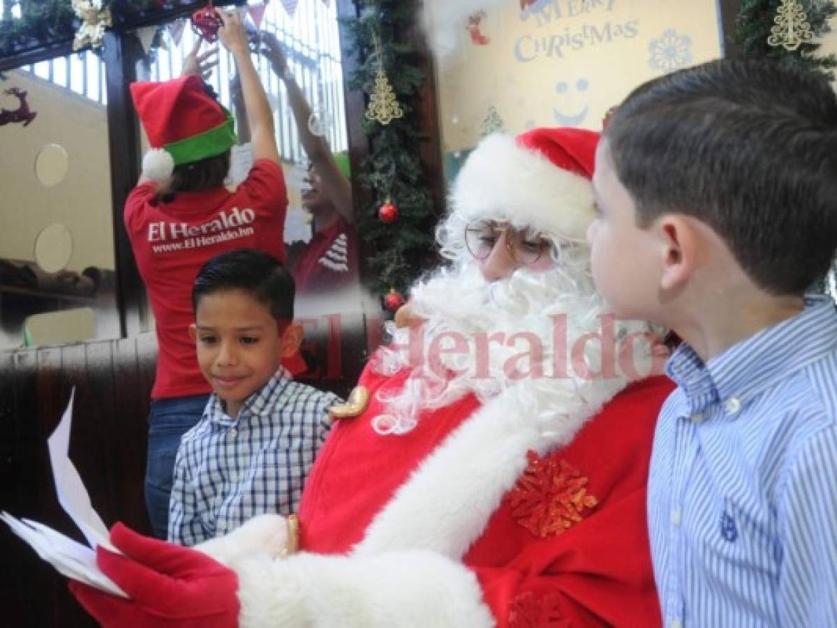 Santa Claus está listo para cumplir los deseos de los niños en Navidad en la capital