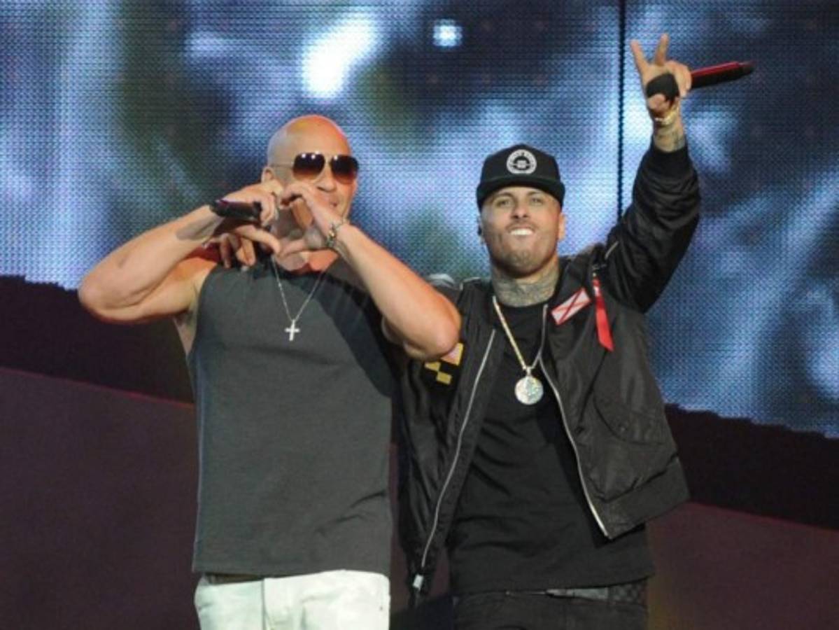 Ambos interpretaron el tema 'Envidioso'. El público no dejó de aplaudir. Foto AFP