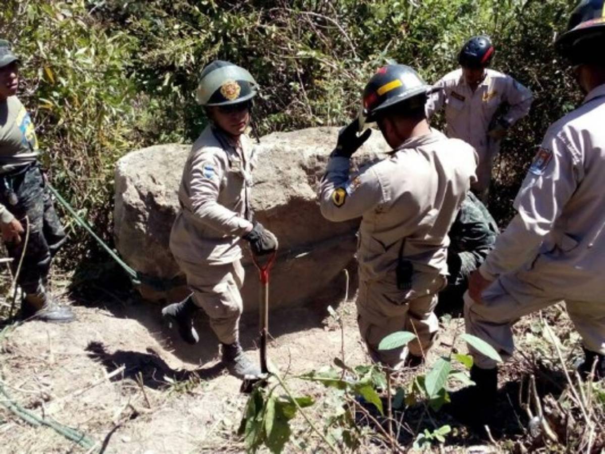 Una persona falleció y dos resultaron heridas al caer camión a hondonada en Marcala, La Paz