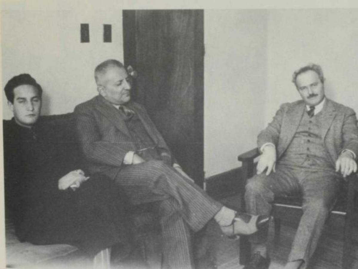 En el centro Rafael Heliodoro Valle entrevista al escritor estadounidense Waldo Frank en 1937. A la izquierda su joven amigo Octavio Paz.