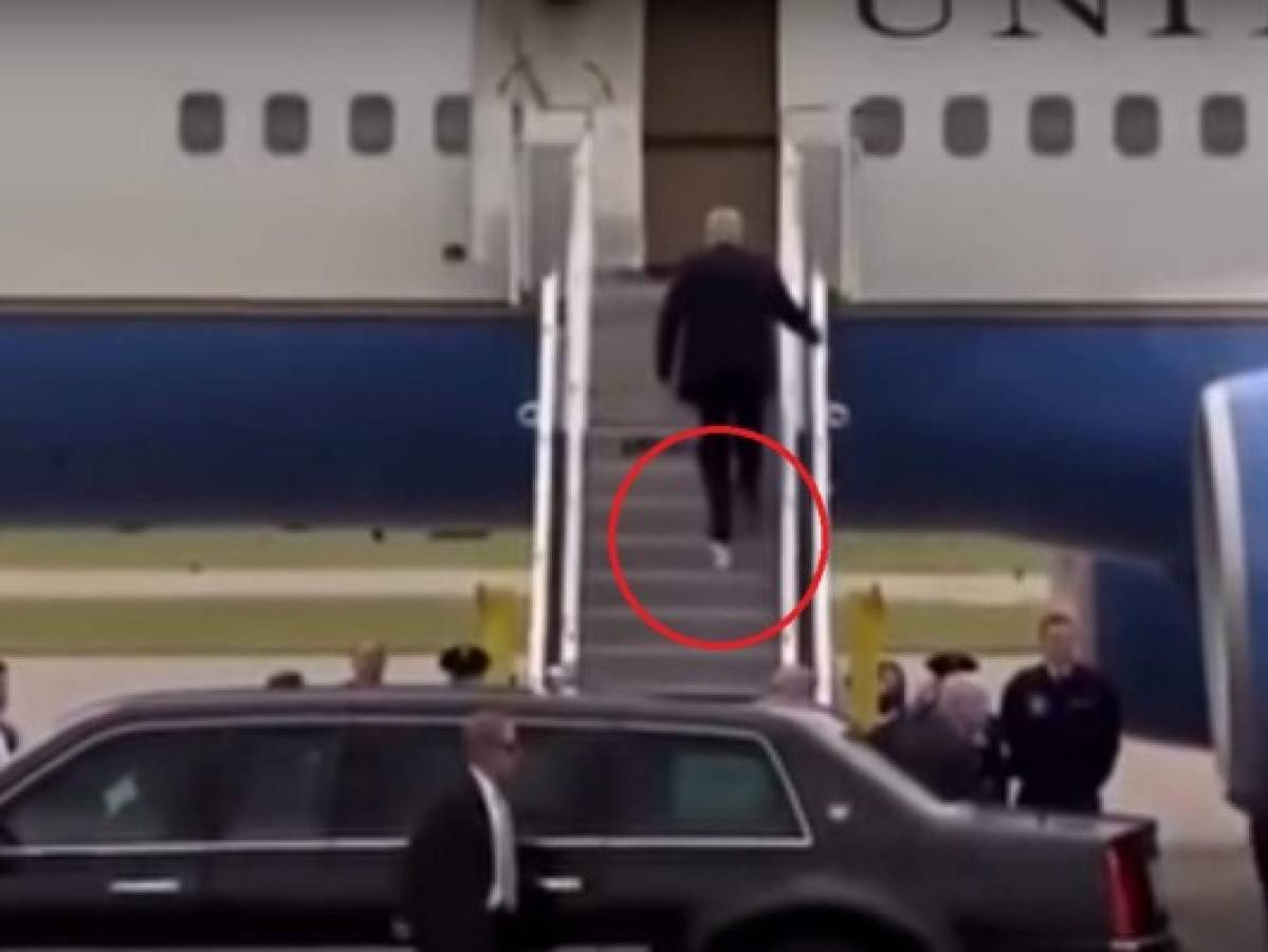 Vídeo: Captan a Donald Trump con papel higiénico pegado a su zapato y se vuelve viral