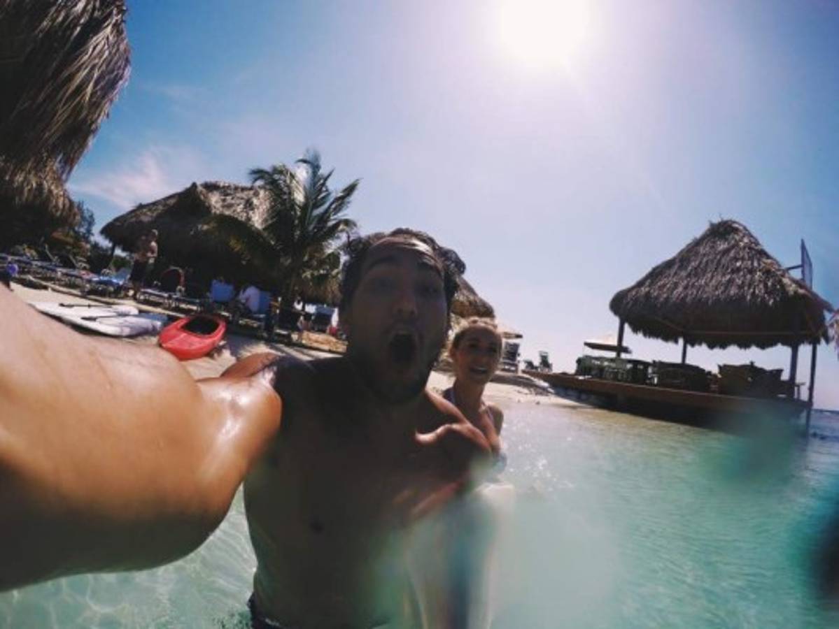 Actor Carlos Pena visita las bellas playas de Roatán